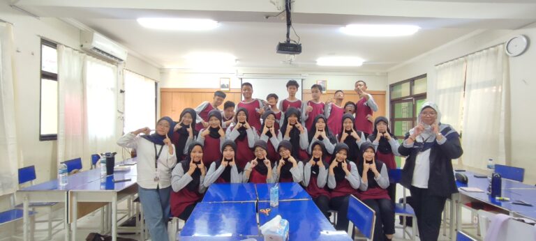 English Fun Learning di MTsN 7 Jakarta: Explore English, Enjoy the Fun!